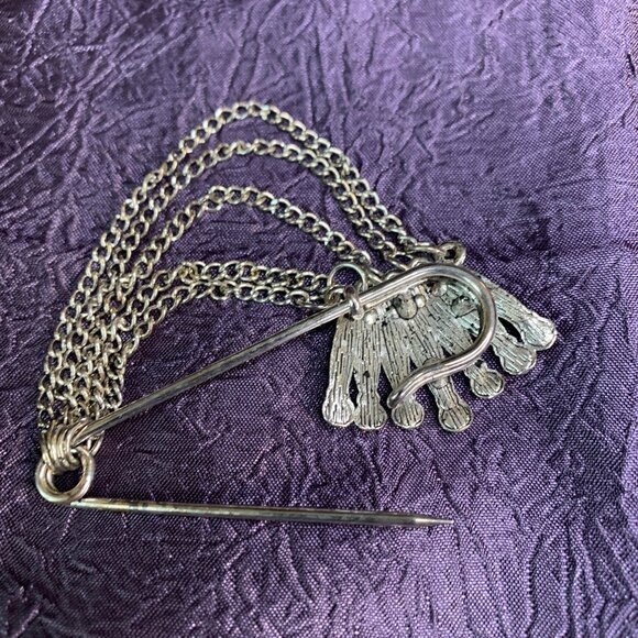 Vintage Crown Brooch with Black Stones and Chains - Picture 3 of 5